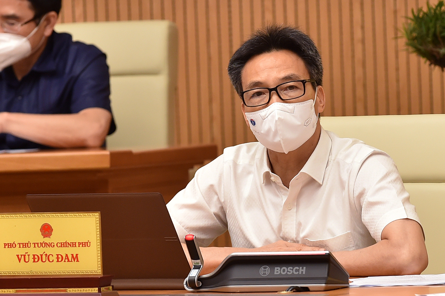 Thủ tướng: Nghi&ecirc;n cứu kế hoạch ti&ecirc;m vắc-xin cho học sinh - Ảnh 2.