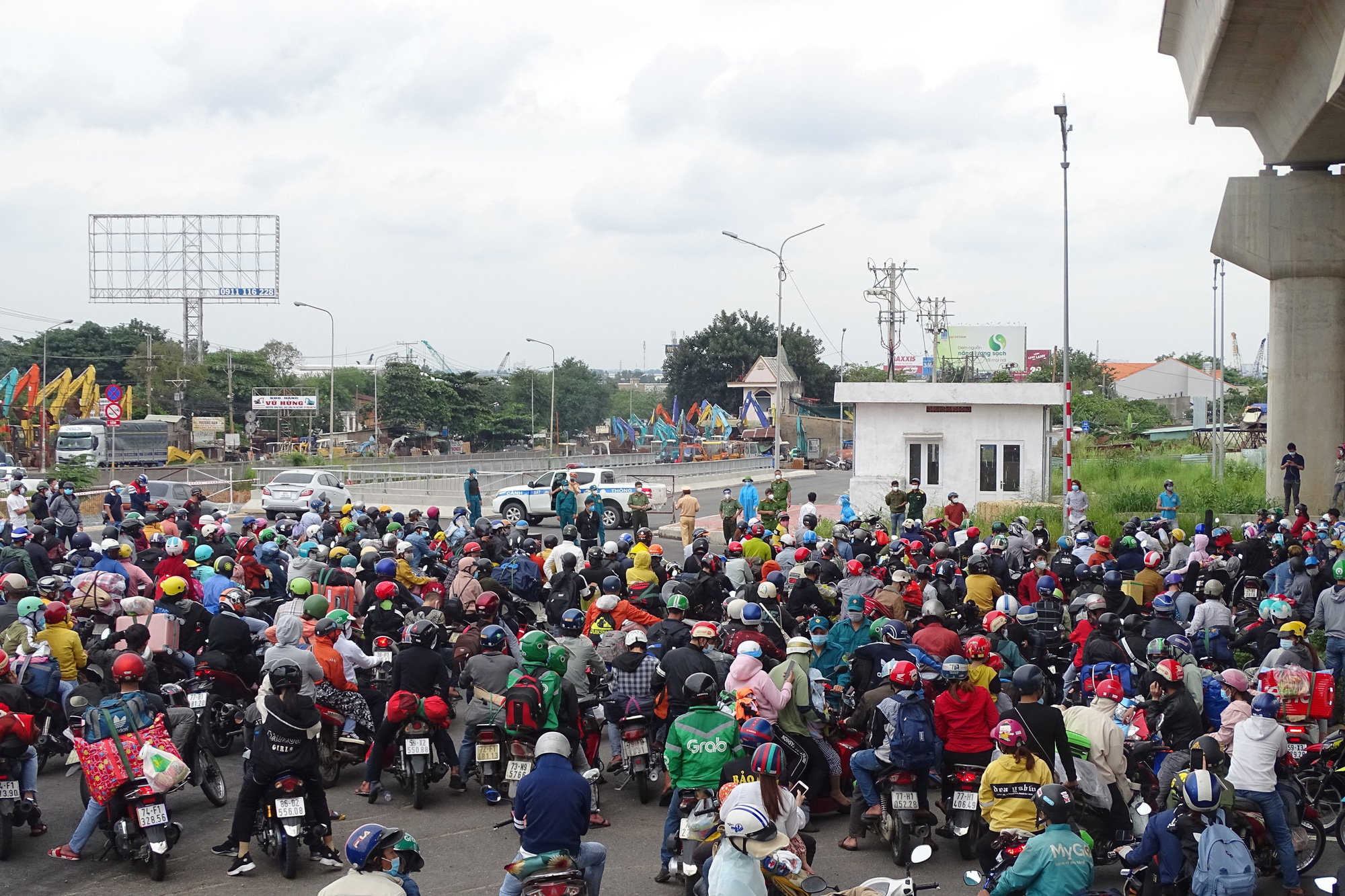 Hàng ngàn người về quê phải quay đầu xe tại cửa ngõ TP HCM