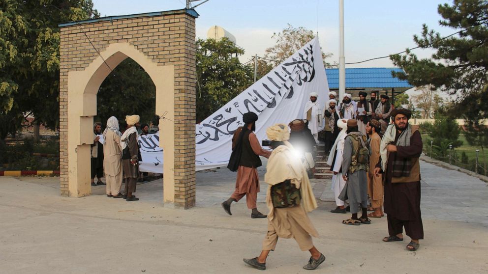 Tổng thống Afghanistan ra đi để cứu dân khỏi đổ máu - Ảnh 3.