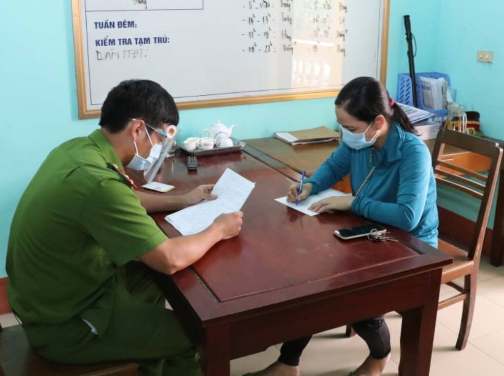 Nữ cán bộ trường trung cấp sửa giấy xét nghiệm Covid-19 để qua chốt kiểm soát