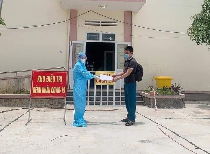 Chăm người phụ nữ mắc Covid-19 với bệnh nền hiểm ngh&egrave;o, chồng v&agrave; con g&aacute;i nhiễm SARS-CoV-2 - Ảnh 4.