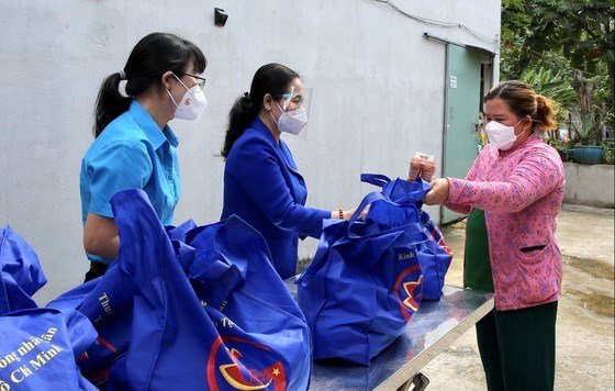 Công đoàn Thành phố Hồ Chí Minh hỗ trợ 150.000 phần nhu yếu phẩm cho công nhân khó khăn