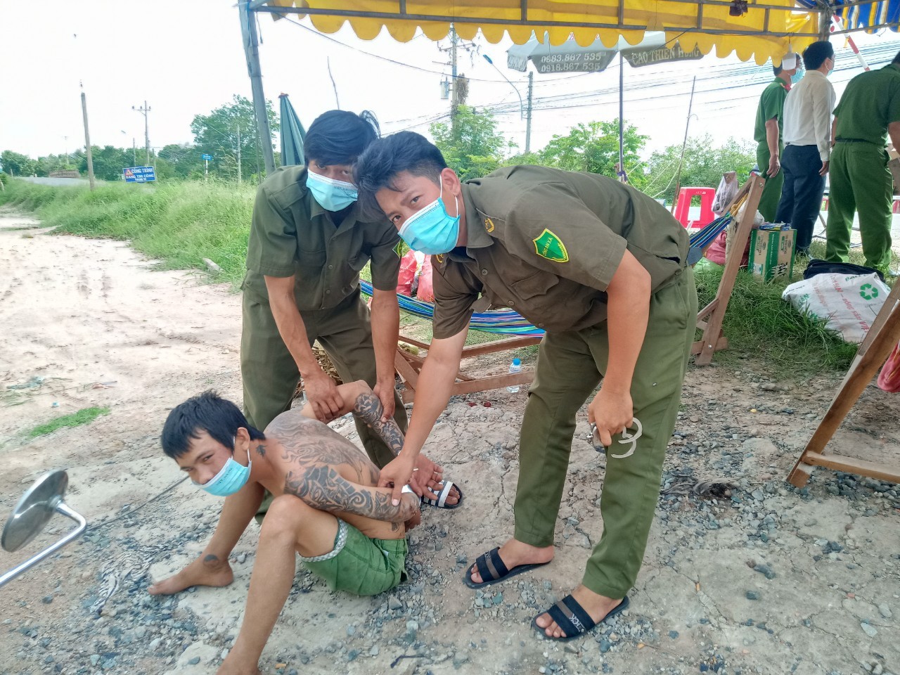 Khởi tố 2 đối tượng tấn công cán bộ kiểm soát dịch ở Long An, Tiền Giang