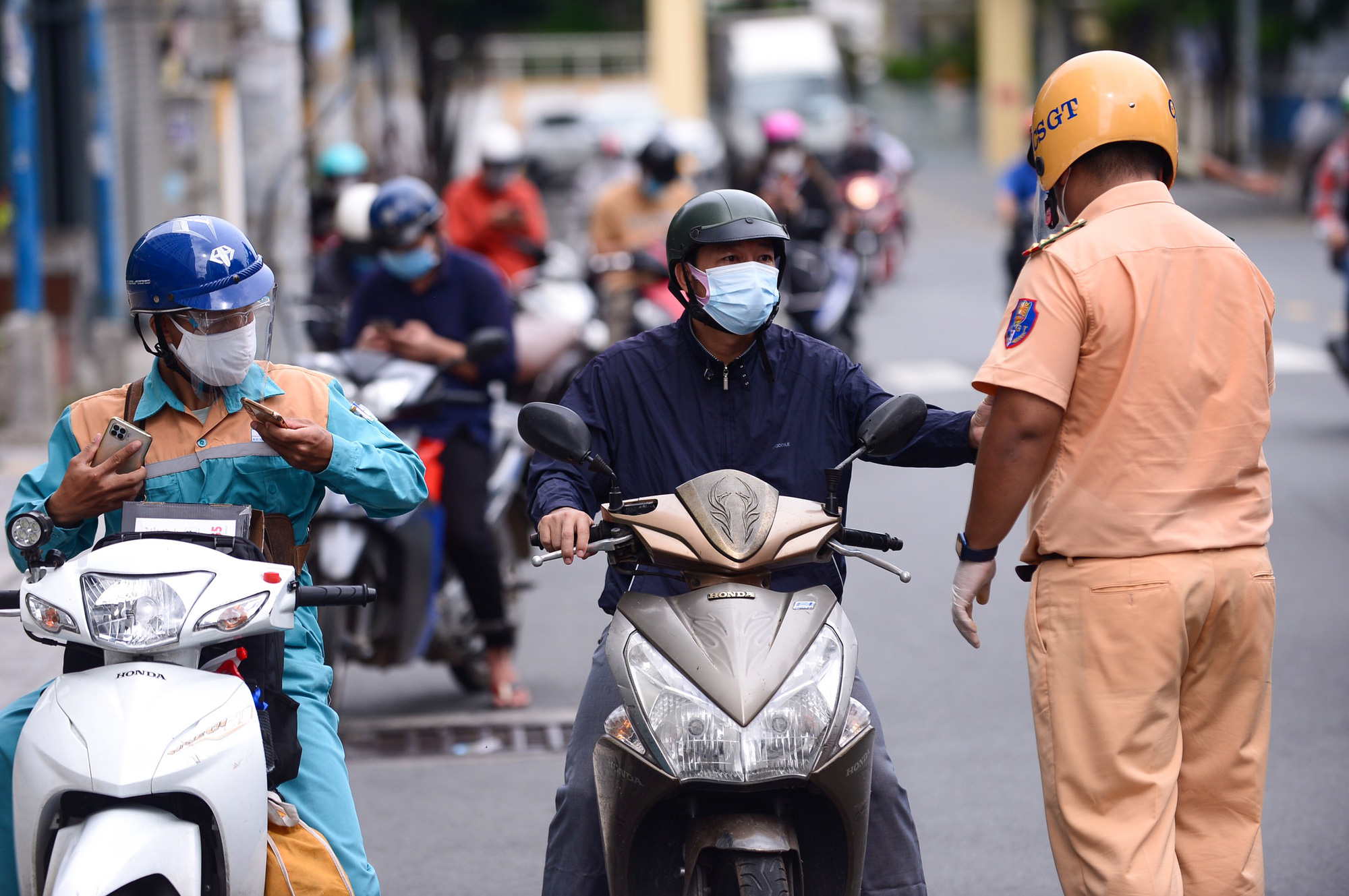 Lắm ứng dụng Covid-19, rối người d&ugrave;ng - Ảnh 1.