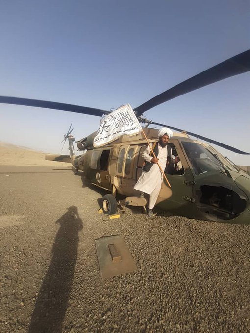 Taliban liên tục khoe vũ khí Mỹ, Nga hiện đại chiếm được - Ảnh 3.