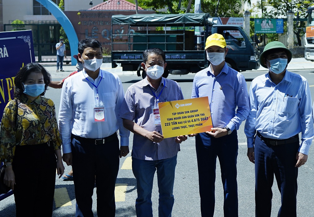 Sun Group trao 30.000 suất lương thực tới hộ ngh&egrave;o tại Đ&agrave; Nẵng trong 7 ng&agrave;y ai ở đ&acirc;u th&igrave; ở đ&oacute; - Ảnh 3.