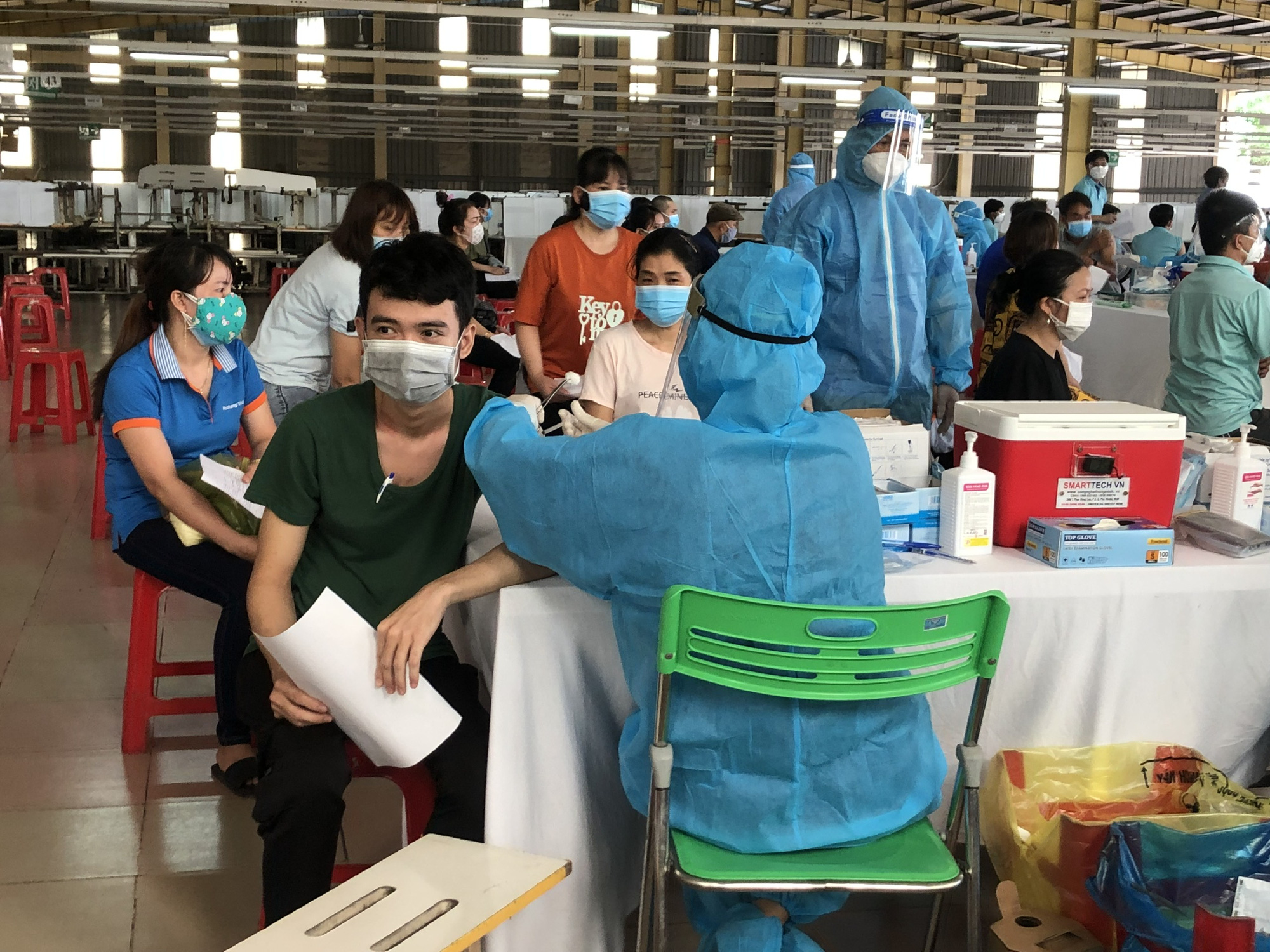 Bình Dương tổ chức tiêm vắc-xin Covid-19 cho người dân trở lại tỉnh