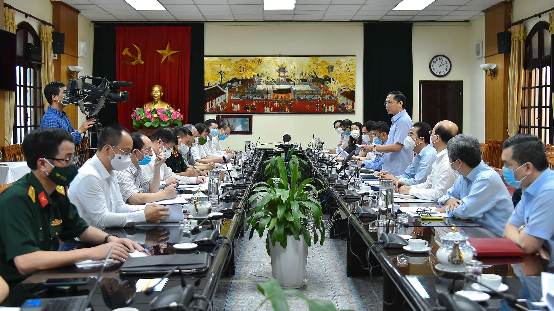 Ngoại giao tìm nguồn vắc-xin nhanh nhất