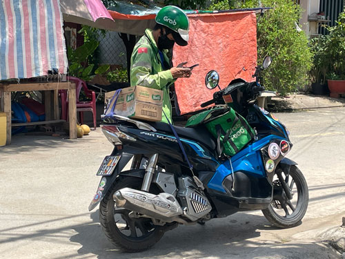 Xe c&ocirc;ng nghệ ở TP HCM đục nước b&eacute;o c&ograve; - Ảnh 1.