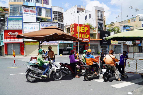 Xe công nghệ ở TP HCM "đục nước béo cò"