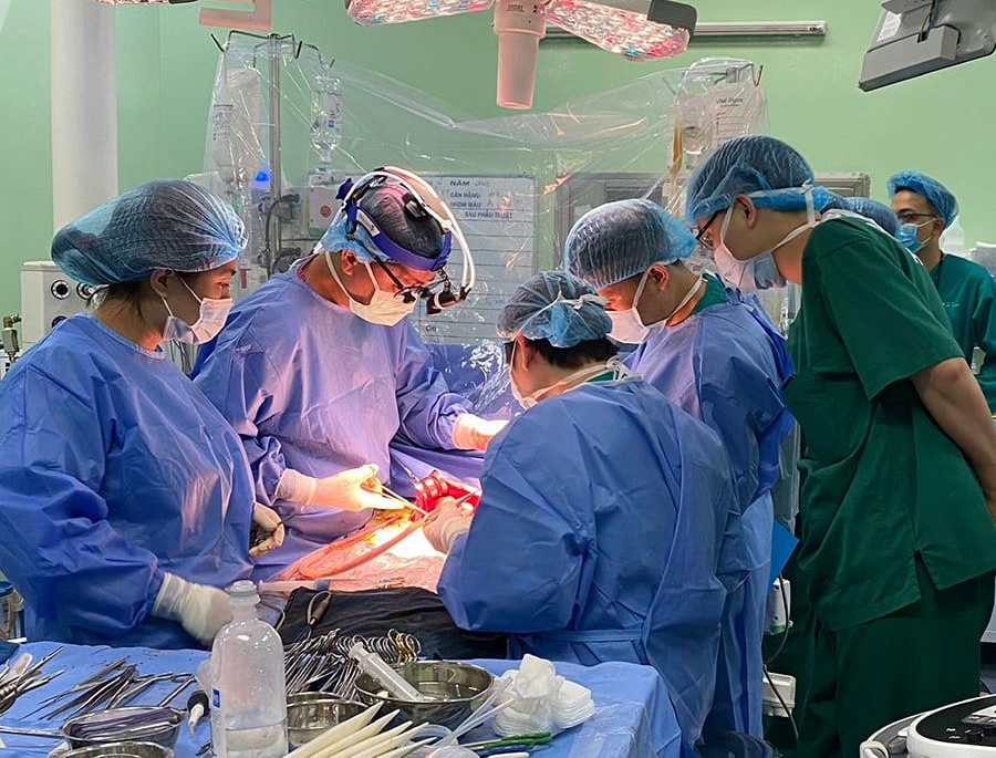 Em bé ung thư gan đầu tiên ở Việt Nam được ghép gan thành công - Ảnh 2.