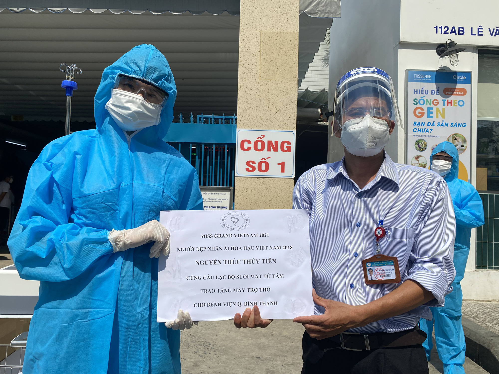 Giữa l&uacute;c bị tố quỵt nợ, người đẹp Th&ugrave;y Ti&ecirc;n đi l&agrave;m từ thiện - Ảnh 4.