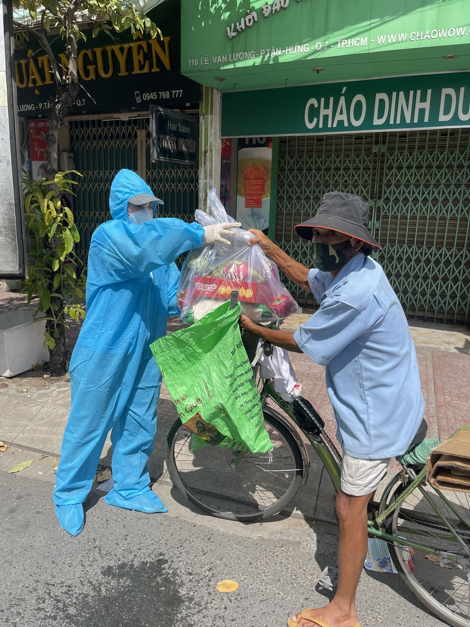 Giữa l&uacute;c bị tố quỵt nợ, người đẹp Th&ugrave;y Ti&ecirc;n đi l&agrave;m từ thiện - Ảnh 7.