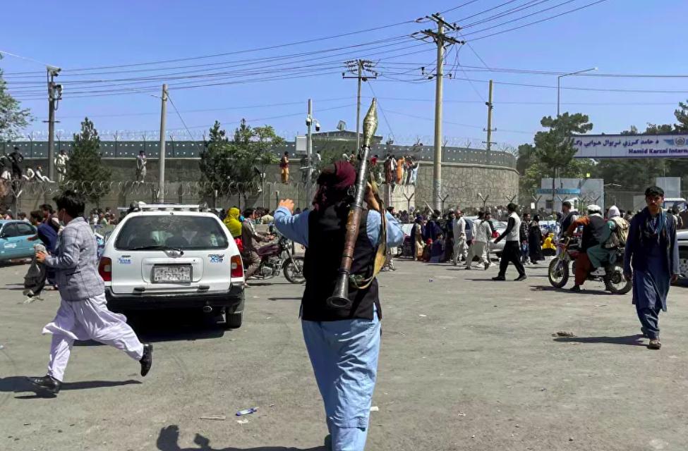 M&aacute;y bay Afghanistan đ&acirc;m tr&uacute;ng ti&ecirc;m k&iacute;ch Uzbekistan khi đ&agrave;o tho&aacute;t - Ảnh 2.