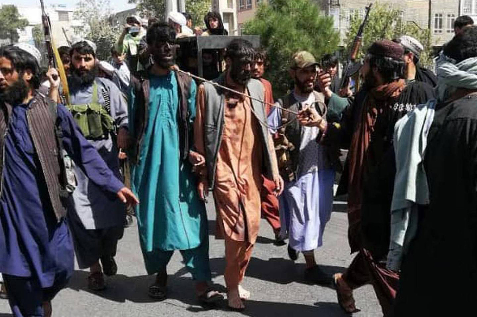 Afghanistan: Ám ảnh cảnh 2 người đàn ông diễu hành với thòng lọng quanh cổ