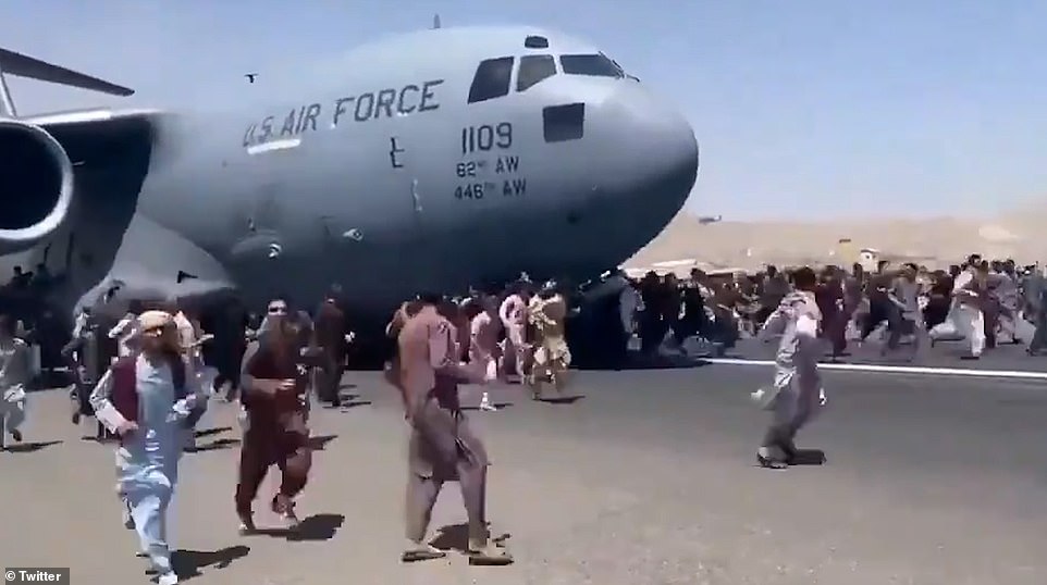 Tấm ảnh hơn vạn lời n&oacute;i: Hơn 600 người Afghanistan nhồi nh&eacute;t trong m&aacute;y bay Mỹ - Ảnh 5.