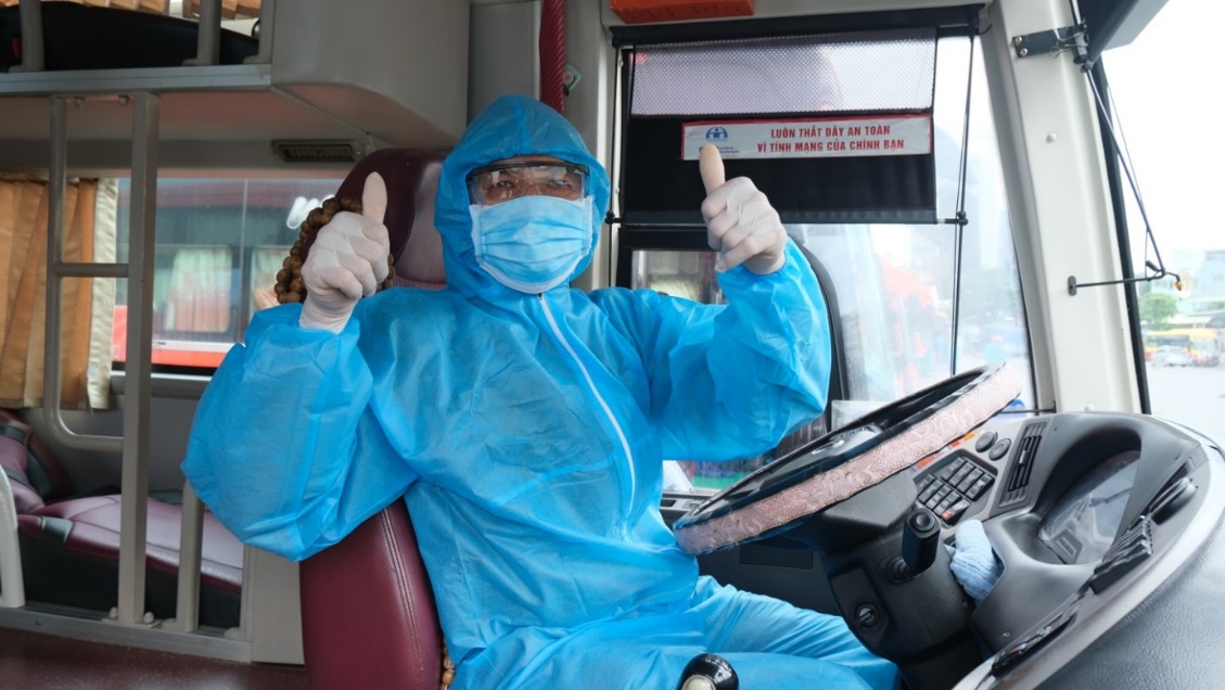 Chuyện lái xe “mùa” Covid: Những giọt mồ hôi ướt đẫm vô lăng
