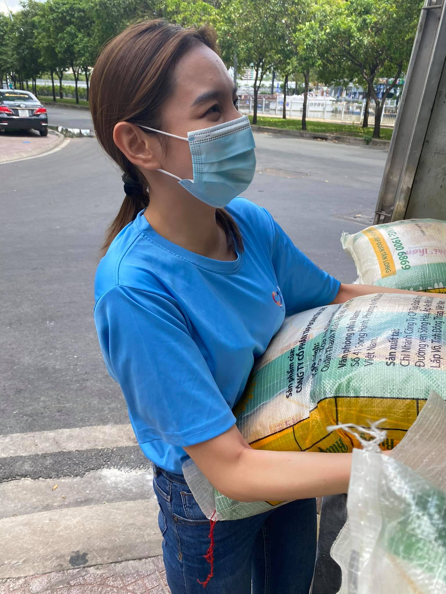 Giữa l&uacute;c bị tố quỵt nợ, người đẹp Th&ugrave;y Ti&ecirc;n đi l&agrave;m từ thiện - Ảnh 6.