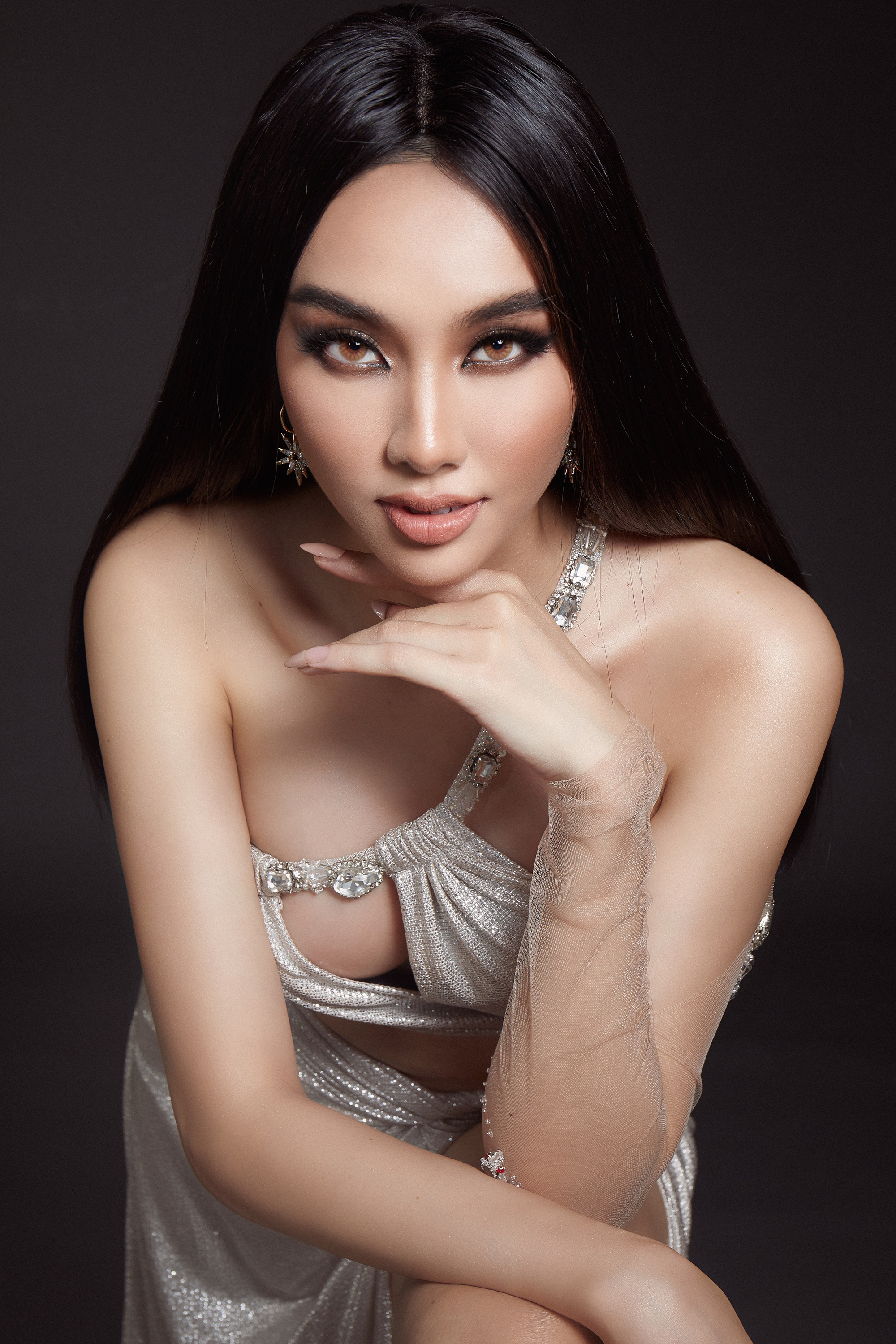 Giữa l&uacute;c bị tố quỵt nợ, người đẹp Th&ugrave;y Ti&ecirc;n đi l&agrave;m từ thiện - Ảnh 1.