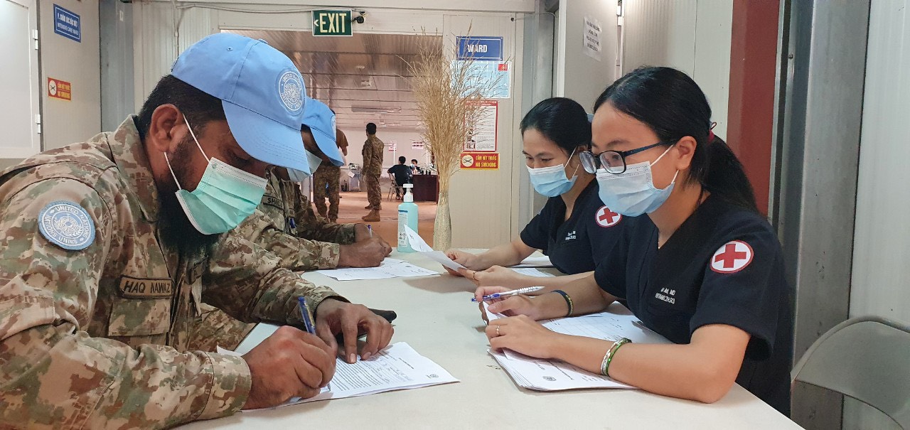 Bệnh viện d&atilde; chiến Việt Nam ti&ecirc;m vắc-xin Covid-19 cho lực lượng mũ nồi xanh quốc tế - Ảnh 3.