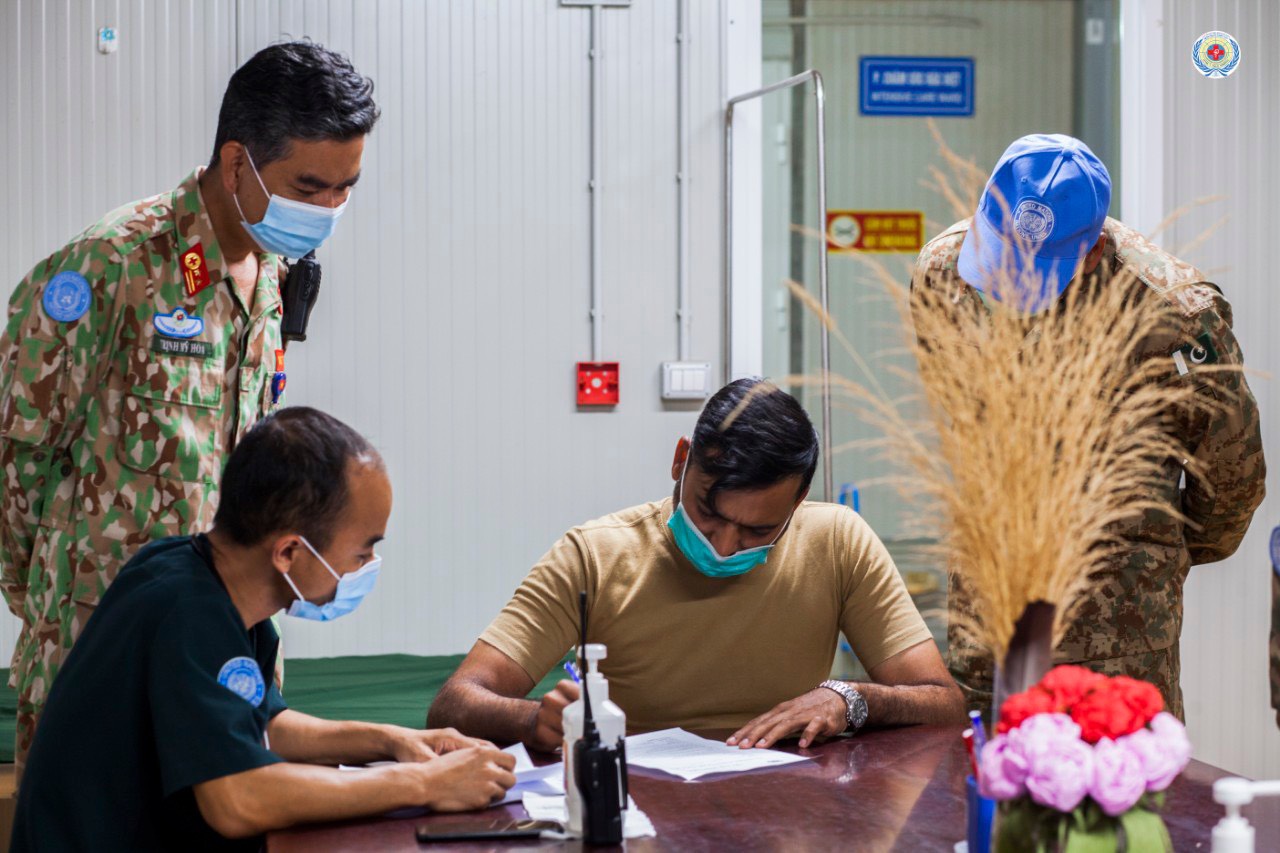 Bệnh viện d&atilde; chiến Việt Nam ti&ecirc;m vắc-xin Covid-19 cho lực lượng mũ nồi xanh quốc tế - Ảnh 5.