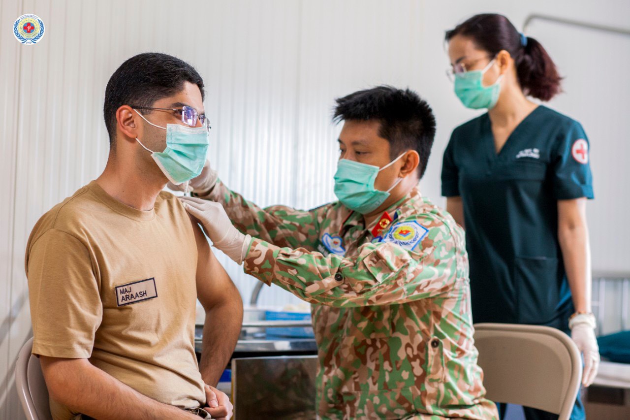 Bệnh viện d&atilde; chiến Việt Nam ti&ecirc;m vắc-xin Covid-19 cho lực lượng mũ nồi xanh quốc tế - Ảnh 6.