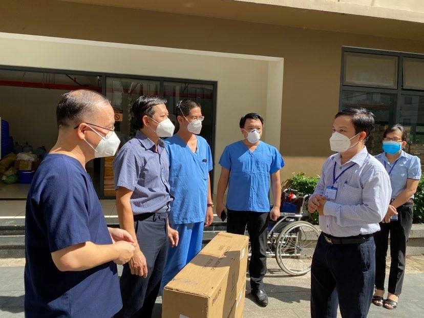 Ban Tổ chức Th&agrave;nh ủy TP HCM thăm, tặng qu&agrave; c&aacute;c bệnh viện điều trị Covid-19 - Ảnh 2.