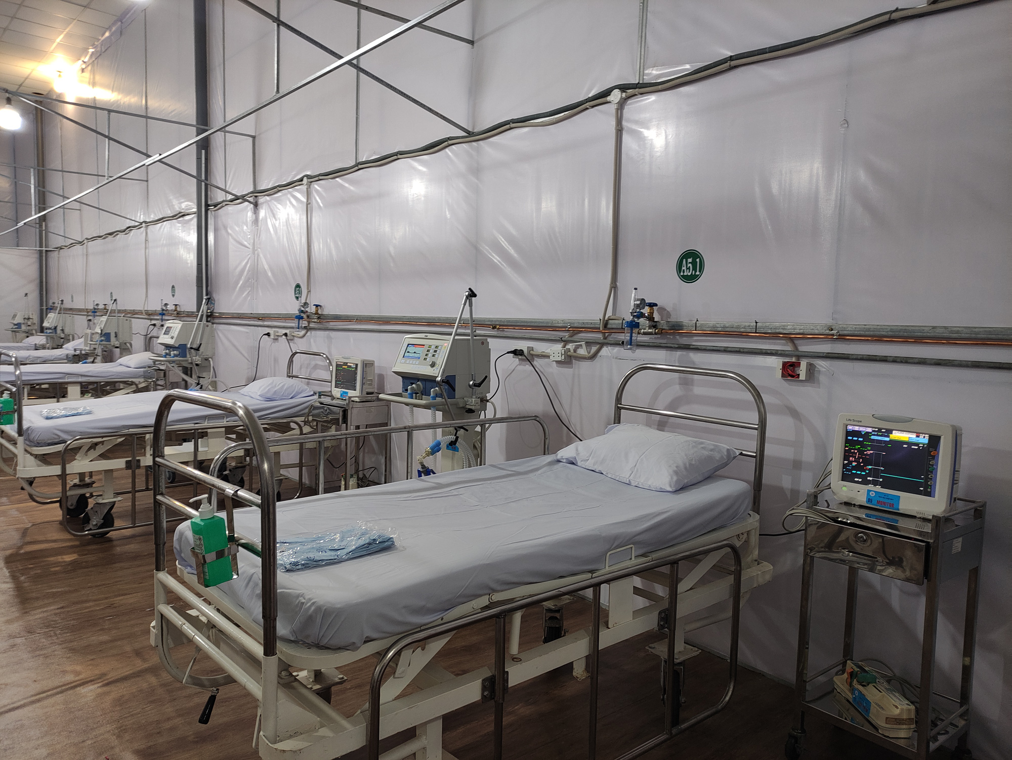 B&ecirc;n trong bệnh viện d&atilde; chiến điều trị Covid-19 đa tầng 1.000 giường ở TP HCM - Ảnh 2.
