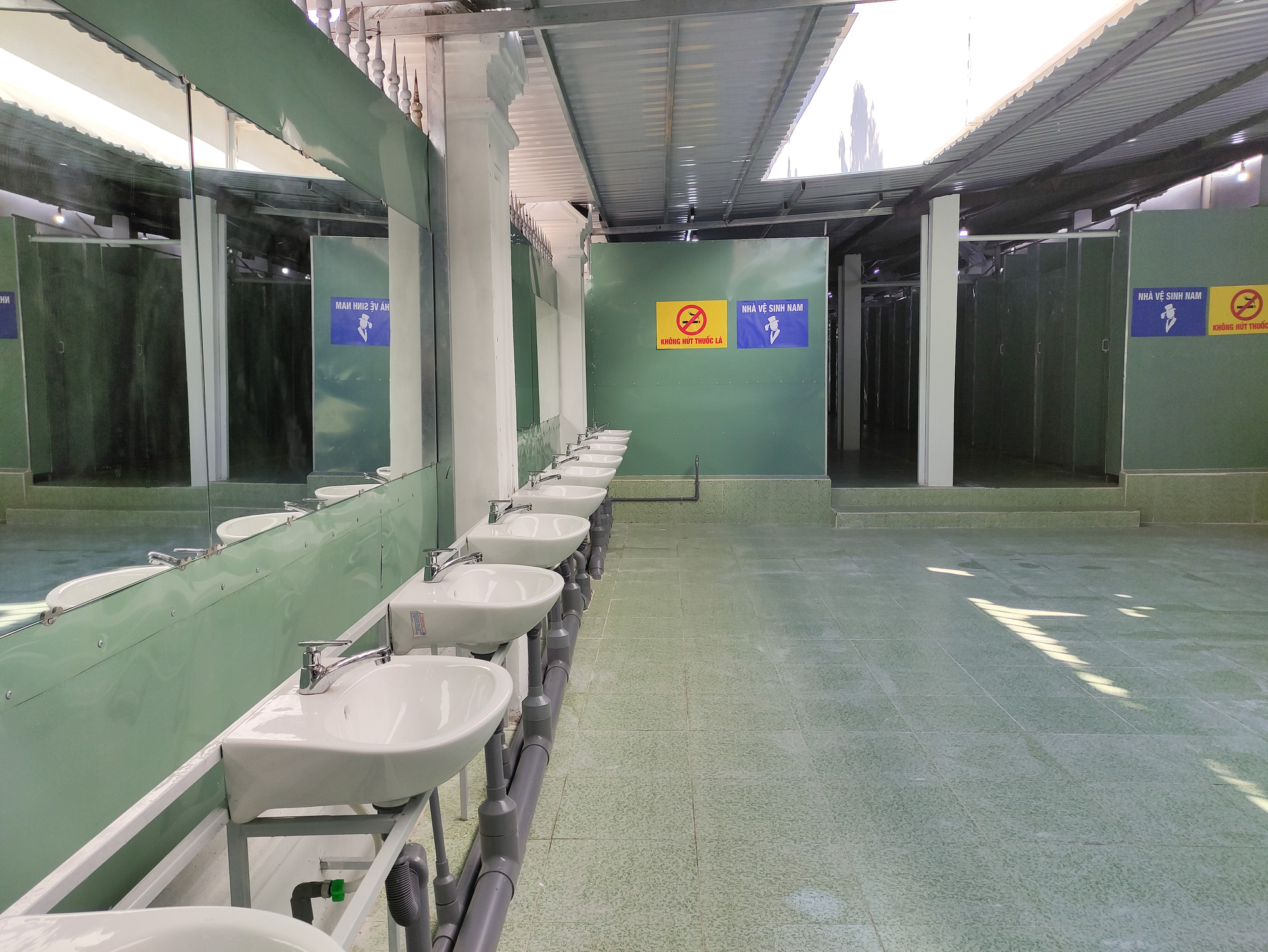 B&ecirc;n trong bệnh viện d&atilde; chiến điều trị Covid-19 đa tầng 1.000 giường ở TP HCM - Ảnh 7.