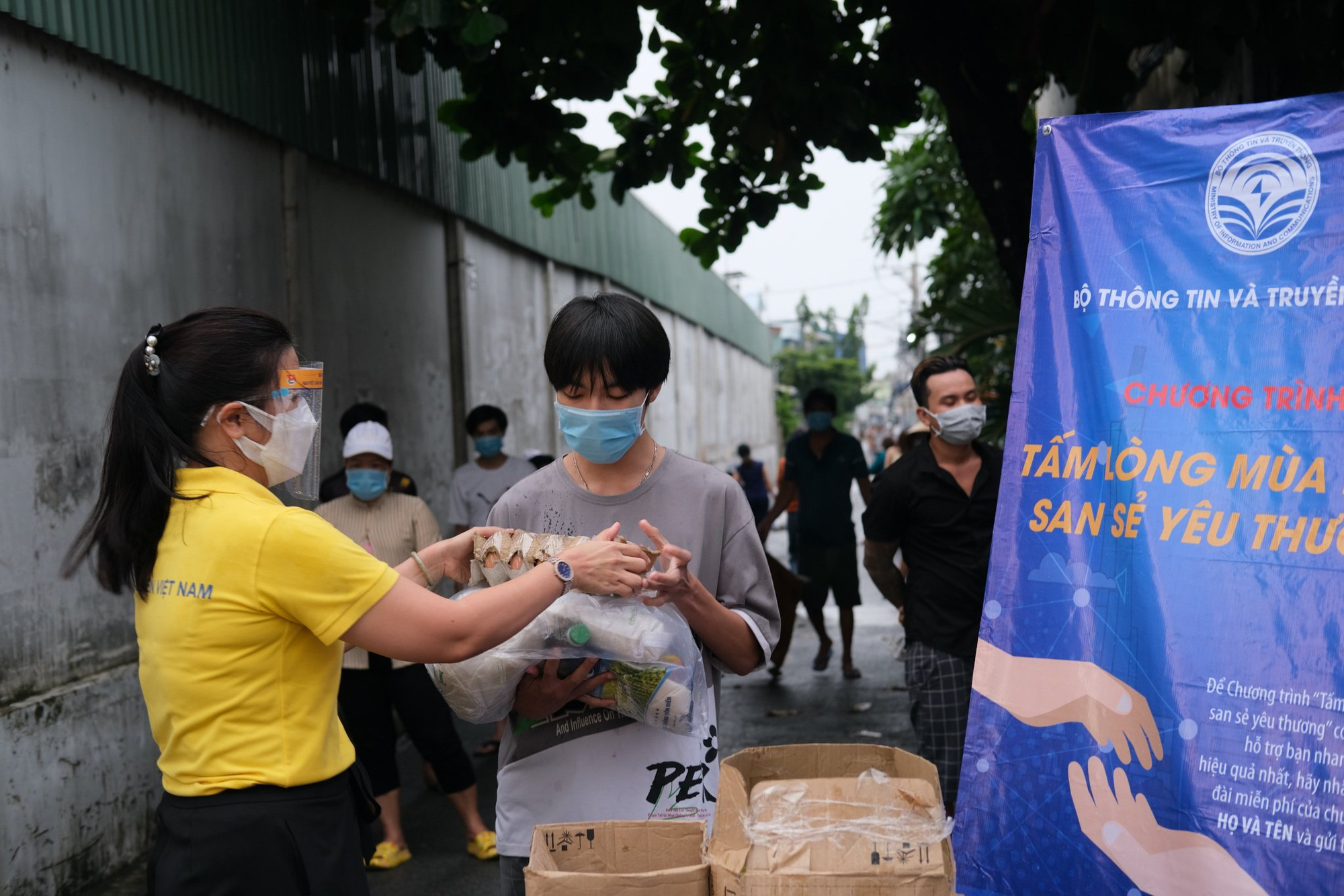 Đưa hơn nửa triệu phần quà "Tấm lòng mùa dịch, san sẻ yêu thương" đến tận tay người dân ở TP HCM