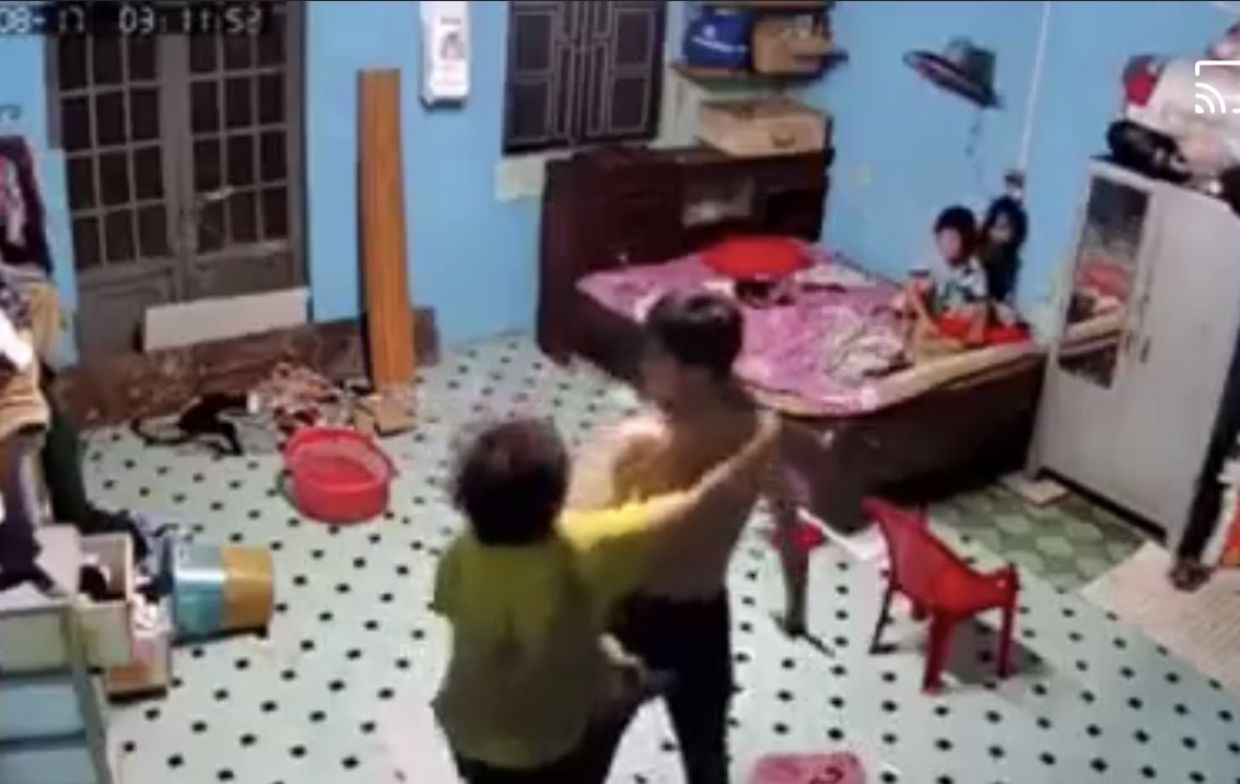 CLIP: Nam thanh ni&ecirc;n d&ugrave;ng c&acirc;y lau nh&agrave; đ&aacute;nh mẹ v&igrave; kh&ocirc;ng cho  mượn điện thoại - Ảnh 3.