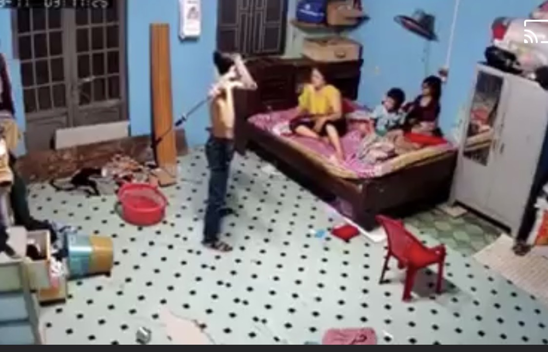 CLIP: Nam thanh ni&ecirc;n d&ugrave;ng c&acirc;y lau nh&agrave; đ&aacute;nh mẹ v&igrave; kh&ocirc;ng cho  mượn điện thoại - Ảnh 1.