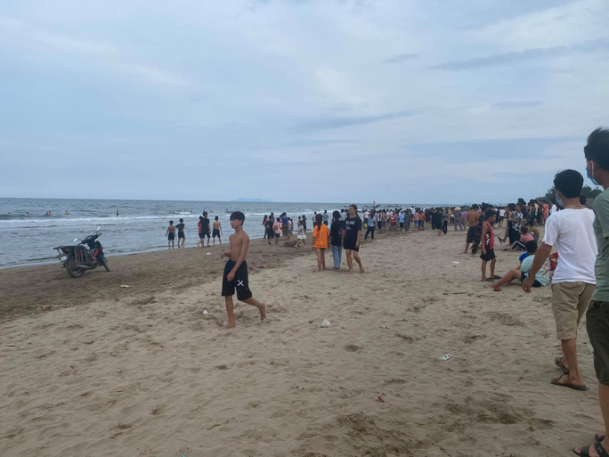 Tắm biển, 3 người lớn tuổi chết đuối và mất tích