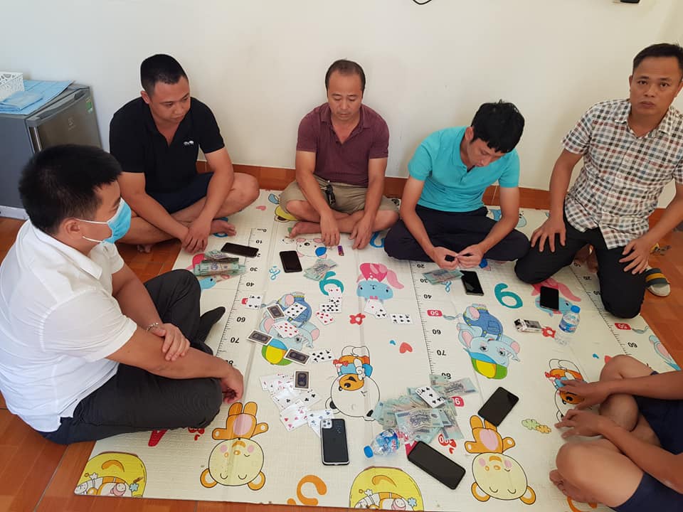 Bắt 6 người đánh bạc trong nhà nghỉ, thu giữ hơn nửa tỉ đồng, 3 xe ôtô