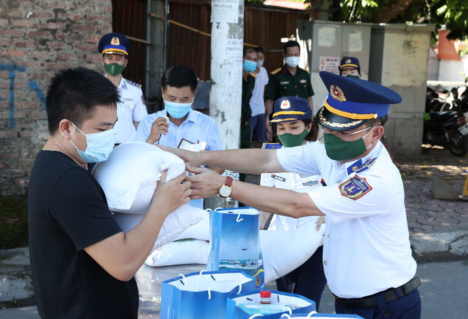 Bộ Tư lệnh Cảnh sát biển trao quà hỗ trợ hoàn cảnh khó khăn do ảnh hưởng của dịch Covid-19