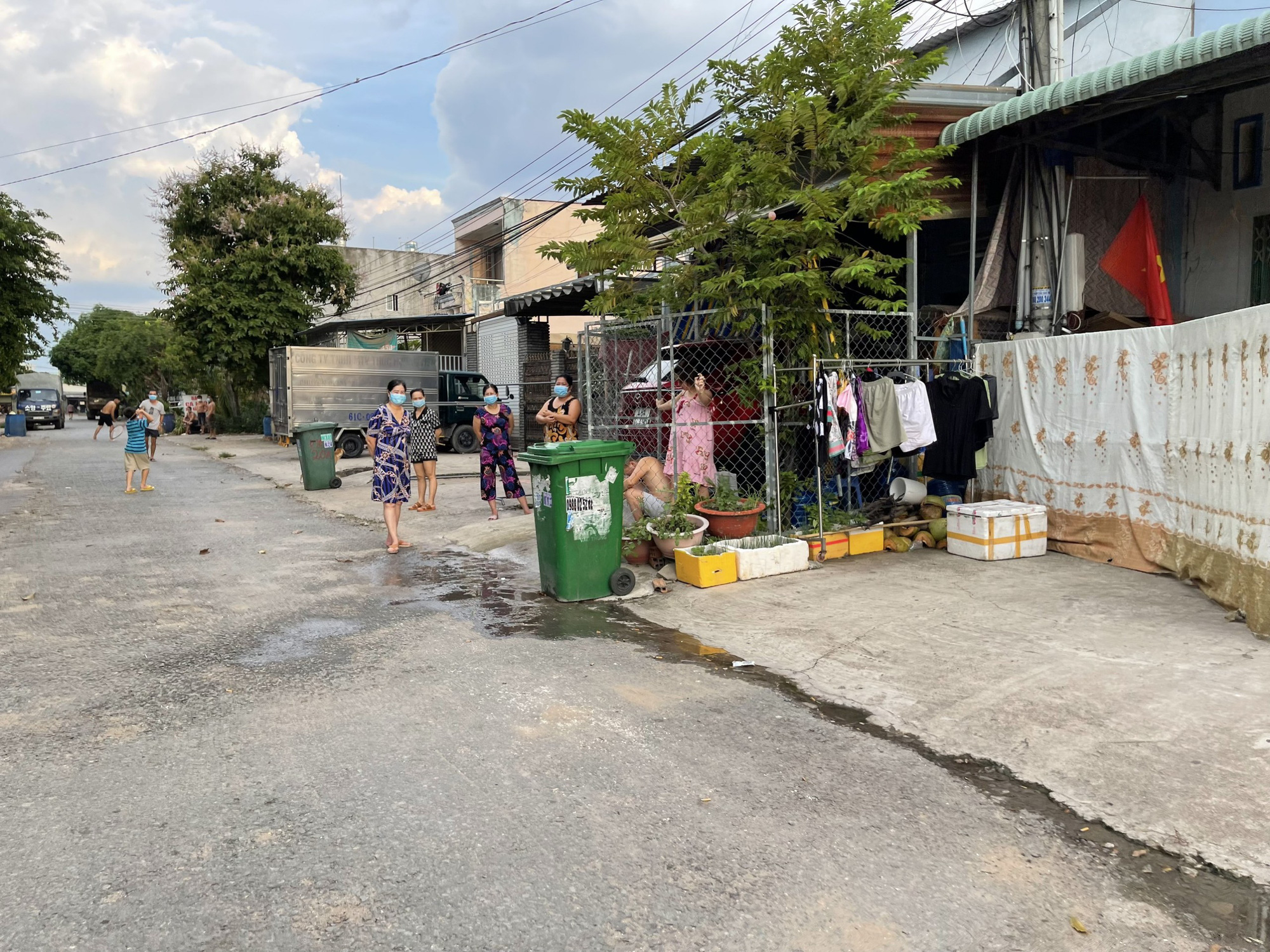 B&igrave;nh Dương: Đ&igrave;nh chỉ c&ocirc;ng t&aacute;c 30 ng&agrave;y B&iacute; thư v&agrave; Chủ tịch phường Thuận Giao - Ảnh 2.