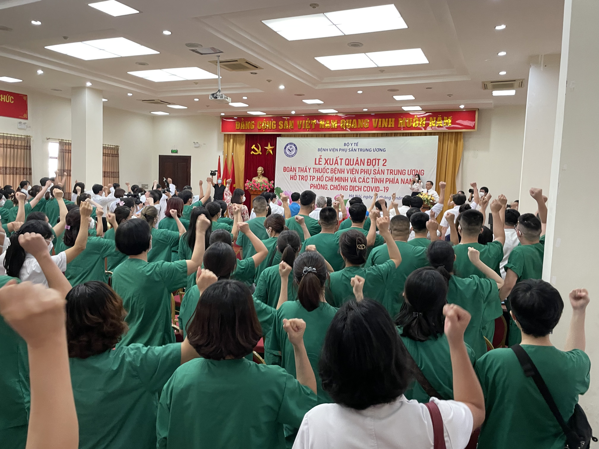 122 thầy thuốc Bệnh viện Phụ sản Trung ương lên đường vào miền Nam hỗ trợ chống dịch Covid-19