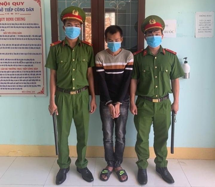 Đang đánh bài, người đàn ông bất ngờ bị kẻ ngồi “chầu rìa” đâm gãy cán dao