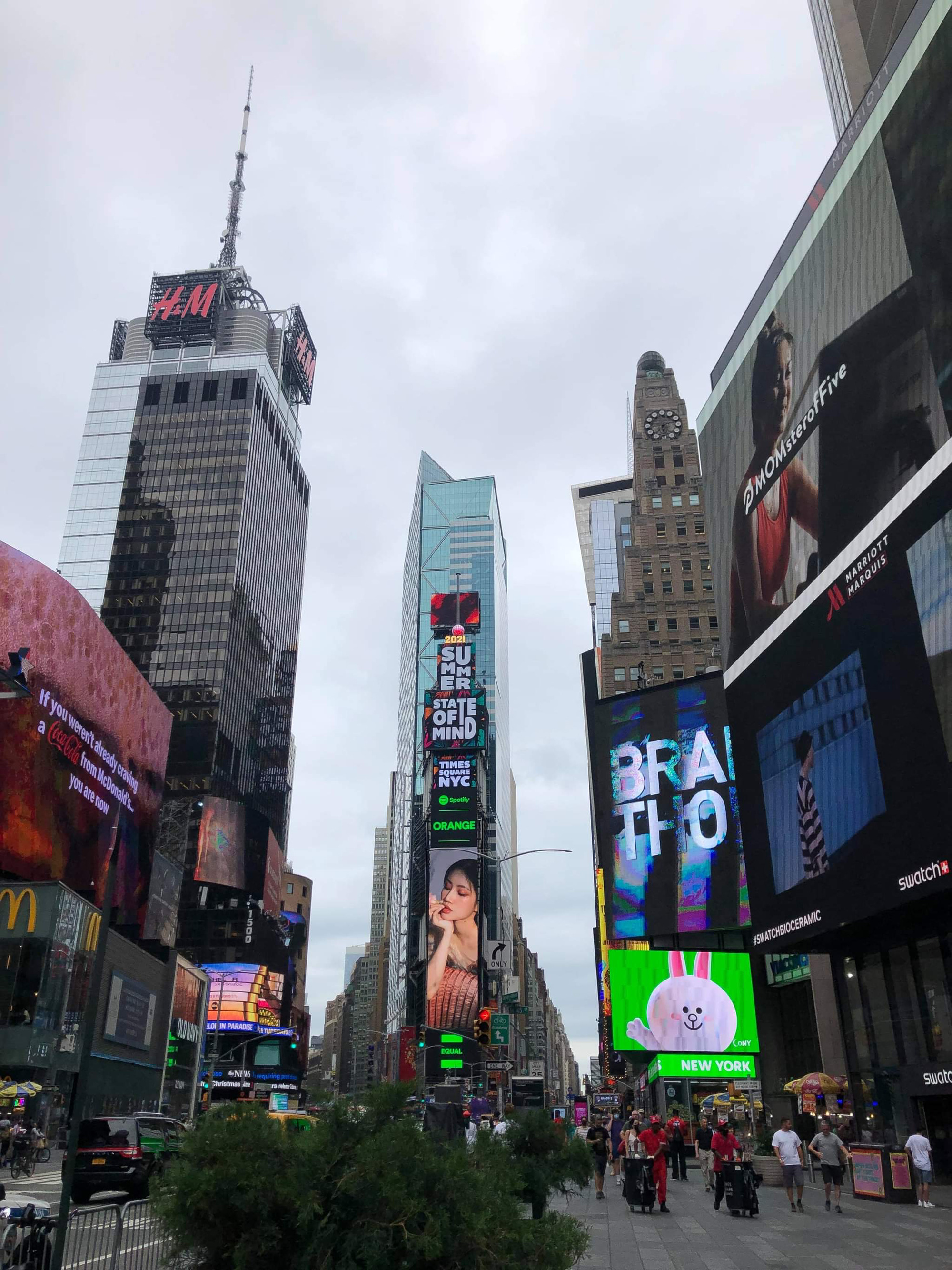 Ca sĩ Việt Orange xuất hiện trên bảng quảng cáo ở New York - Ảnh 4.
