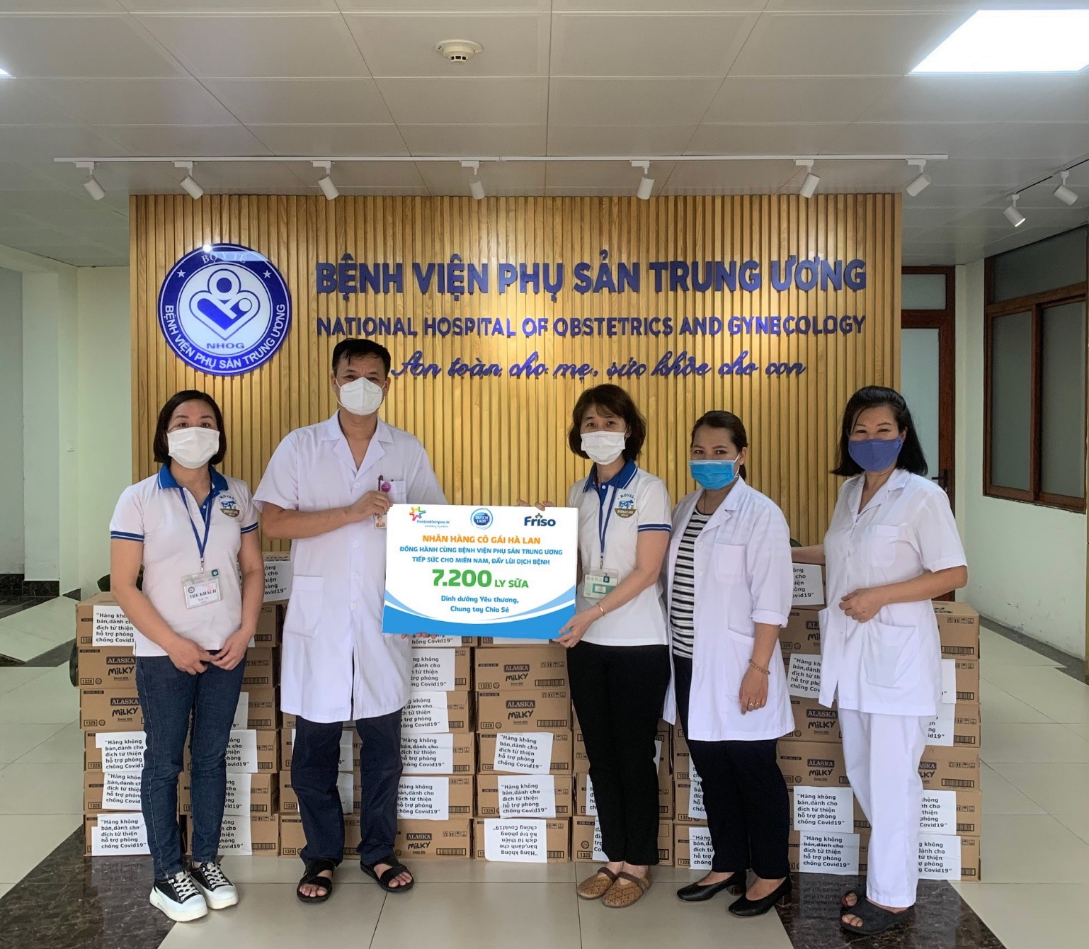 Sữa yêu thương tiếp sức y bác sĩ vào miền Nam chống dịch