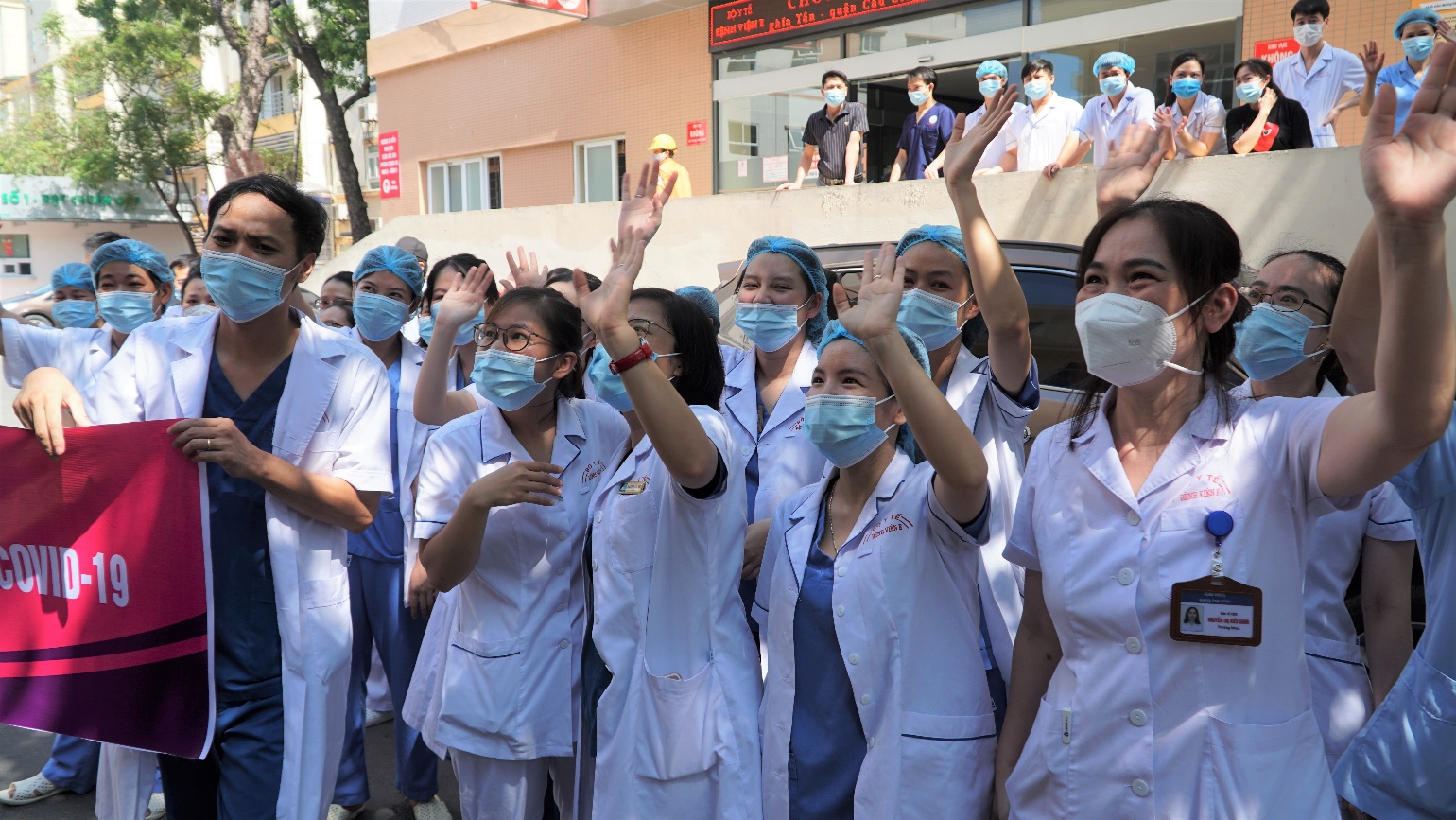 Sữa yêu thương tiếp sức y bác sĩ vào miền Nam chống dịch - Ảnh 6.
