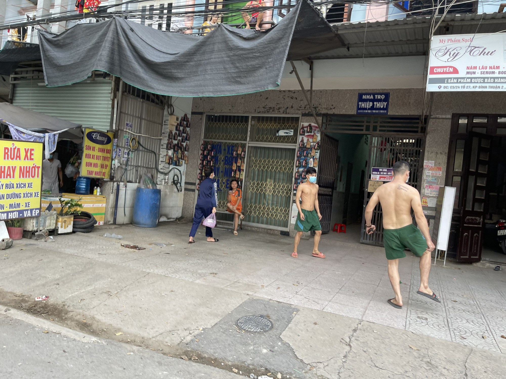 B&igrave;nh Dương: Đ&igrave;nh chỉ c&ocirc;ng t&aacute;c 30 ng&agrave;y B&iacute; thư v&agrave; Chủ tịch phường Thuận Giao - Ảnh 1.