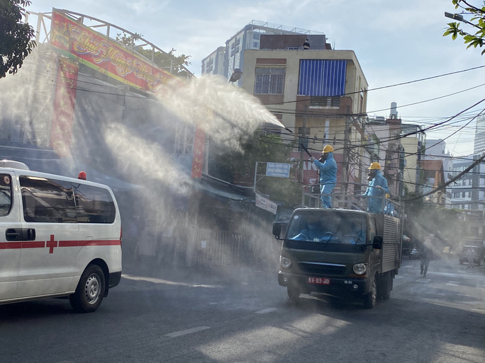 Bộ Y tế yêu cầu không phun hóa chất khử khuẩn ngoài trời, phun hoá chất vào người - Ảnh 1.