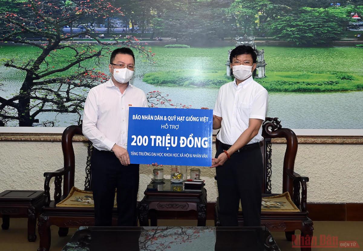 Báo Nhân Dân tặng 300 triệu đồng hỗ trợ người dân TP HCM gặp khó khăn do dịch Covid-19