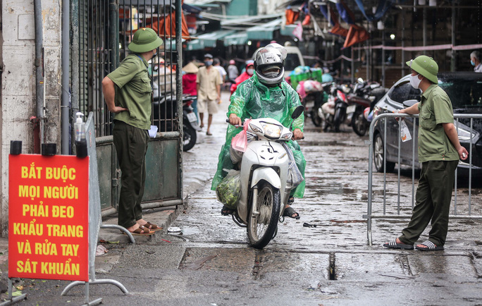 Người buôn nấm mắc Covid-19, tạm phong tỏa một chợ đầu mối