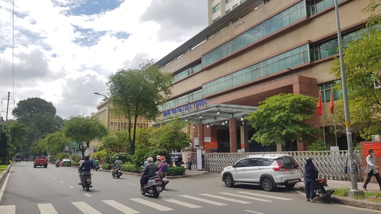 Bệnh viện Đại học Y Dược TP HCM lên tiếng về việc tiêm vắc-xin thu phí lùm xùm trên mạng
