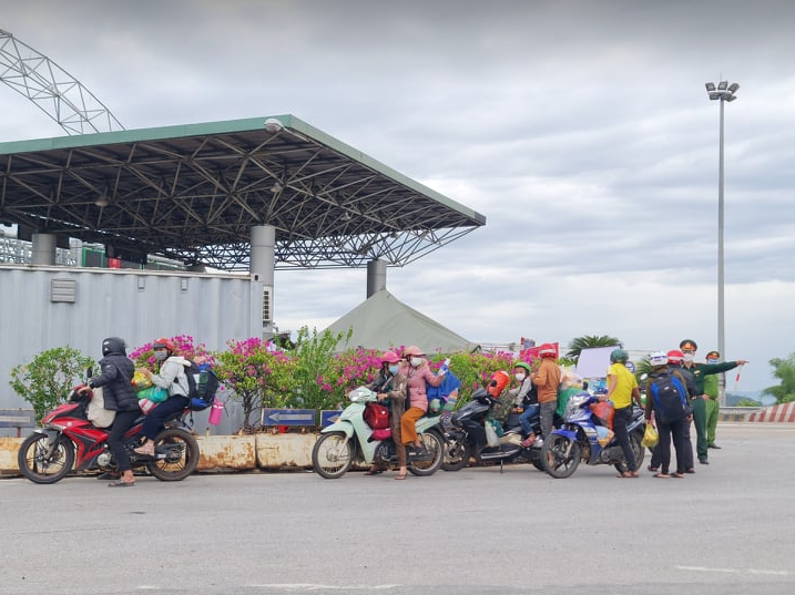 Đi xe máy hơn 1.200 km về quê, 2 người dương tính SARS-CoV-2