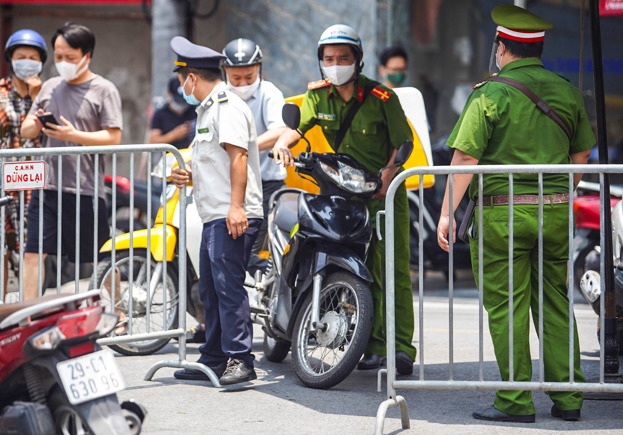 Phát hiện 51 ca mắc Covid-19, có công an trực chốt nhiều ngày