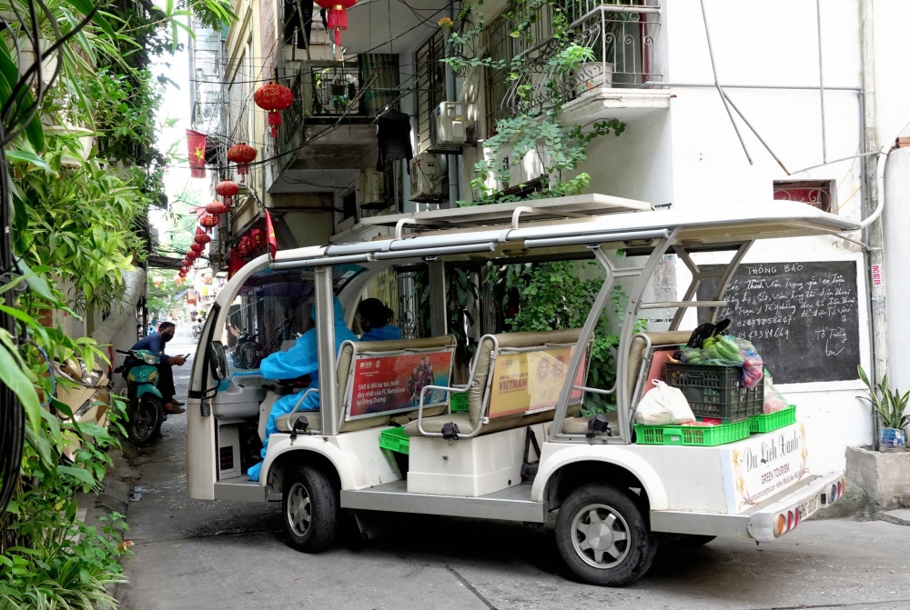 Xe điện chở lương thực v&agrave;o tận ng&otilde; hỗ trợ người d&acirc;n bị phong toả - Ảnh 10.