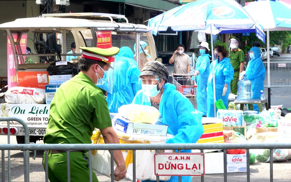 Xe điện chở lương thực v&agrave;o tận ng&otilde; hỗ trợ người d&acirc;n bị phong toả - Ảnh 12.